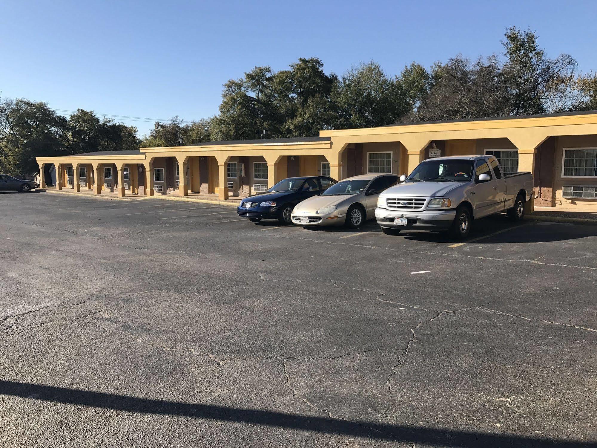 Отель Super 8 By Wyndham Palestine Tx Экстерьер фото